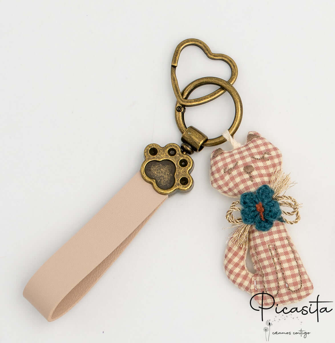Llavero de animal de tela con mosquetón en forma de corazón y correa de cuero rosa personalizada.