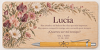 Plaque de contreplaqué imprimée en couleur avec des fleurs sauvages, le prénom Lucía et un stylo en bambou