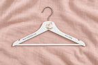 Percha bebé blanca con caballito, nombre Olivia y fondo rosa