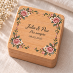 Caja de anillos cuadrada de haya, personalizada en color, con el texto «Júlia & Pau, Per sempre» y la fecha 08.05.2027.