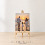 Simulación orientativa: foto en lienzo 15 × 20 cm con caballete genérico de madera de 30 cm