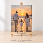 Simulación orientativa: foto en lienzo 30 × 40 cm con caballete genérico de madera de 50 cm