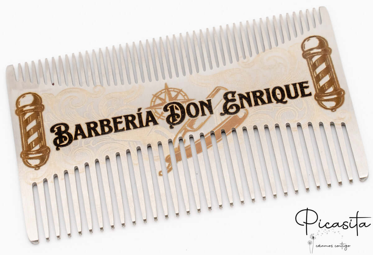 Peine de metal personalizado con el logo de Barbería Don Enrique, ideal para el cuidado de la barba.