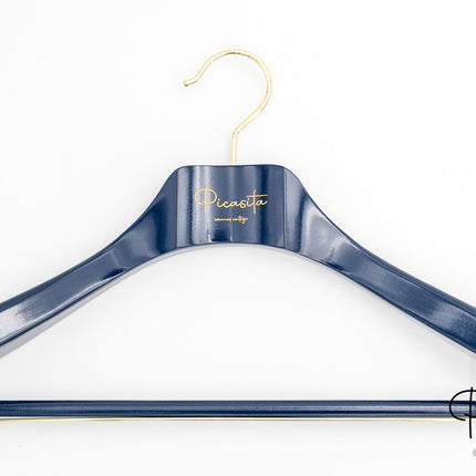 Cintres colorés pour boutique