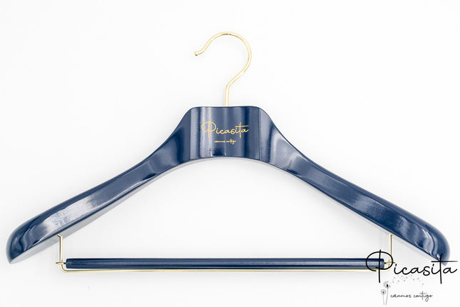 Cintres colorés pour boutique