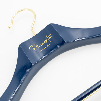 Cintres colorés pour boutique