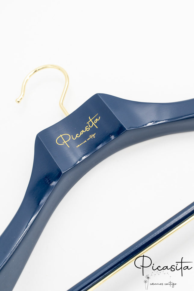 Cintres colorés pour boutique