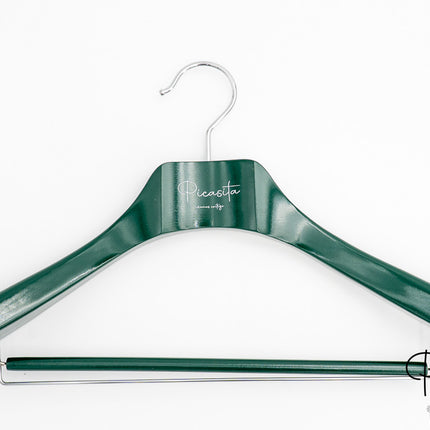 Cintres colorés pour boutique