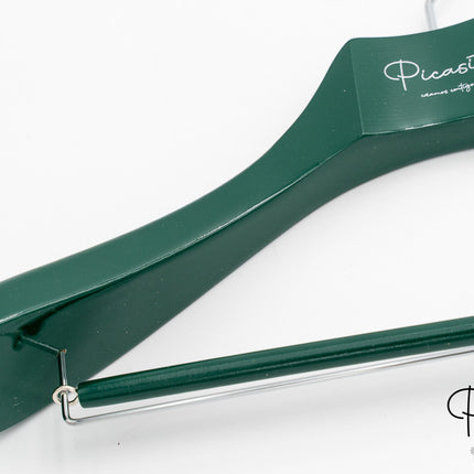 Cintres colorés pour boutique