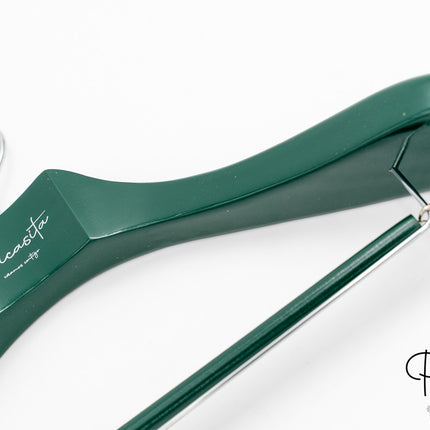 Cintres colorés pour boutique