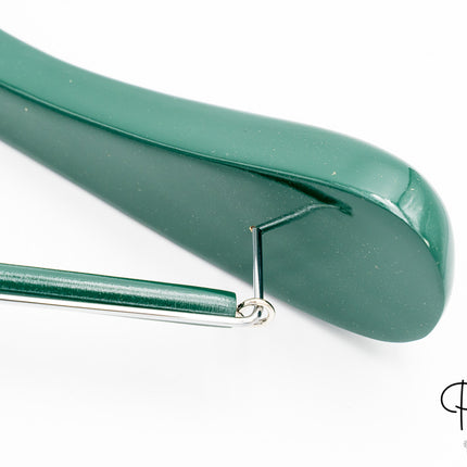 Cintres colorés pour boutique