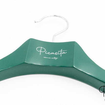 Cintres colorés pour boutique