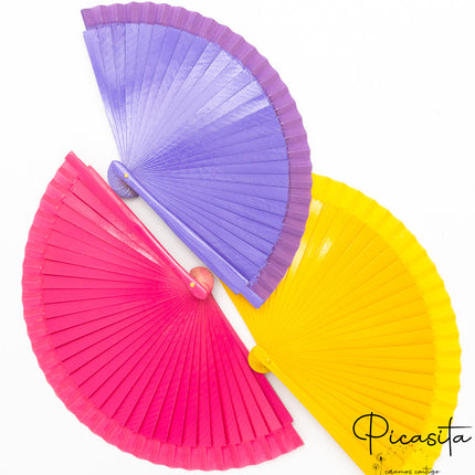 Éventail en bois coloré