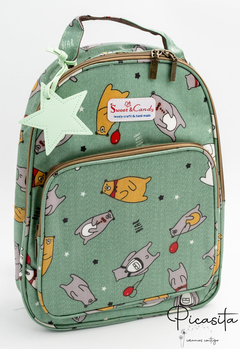Mochila de color verde con dibujos de osos y globos rojos con detalle de estrella.