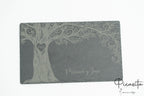 Plato de pizarra decorativo con grabado láser de un árbol de la vida y nombres personalizados.