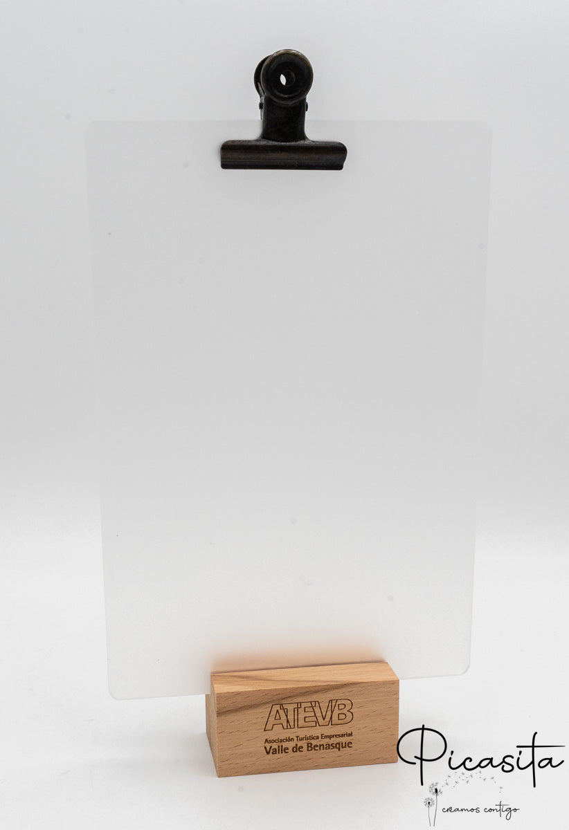Soporte de sobremesa con base de madera de haya, placas de acrílico transparente y pinza metálica oscura.