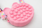 Reverso de bolso de conejo rosa mostrando el relieve de burbujas pop-it.