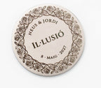 Arra de boda con orla de rosas y texto en catalán grabado a láser.