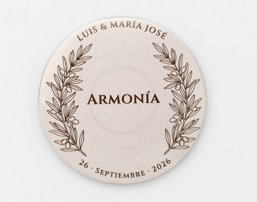 Moneda de boda con diseño de ramas de olivo y palabra Armonía grabada a láser.