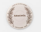 Moneda con ramas de olivo laterales y palabra Armonía centrada en acero inoxidable.