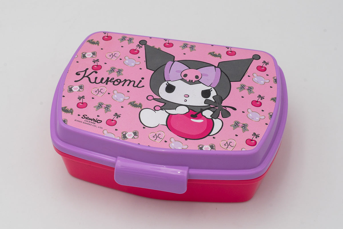 Fiambrera de plástico rosa y lila con ilustración de Kuromi, cerezas y lazos decorativos.