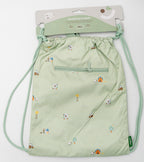 Mochila saco infantil verde con motivos de granja, cuerdas a juego y bolsillo exterior con cremallera