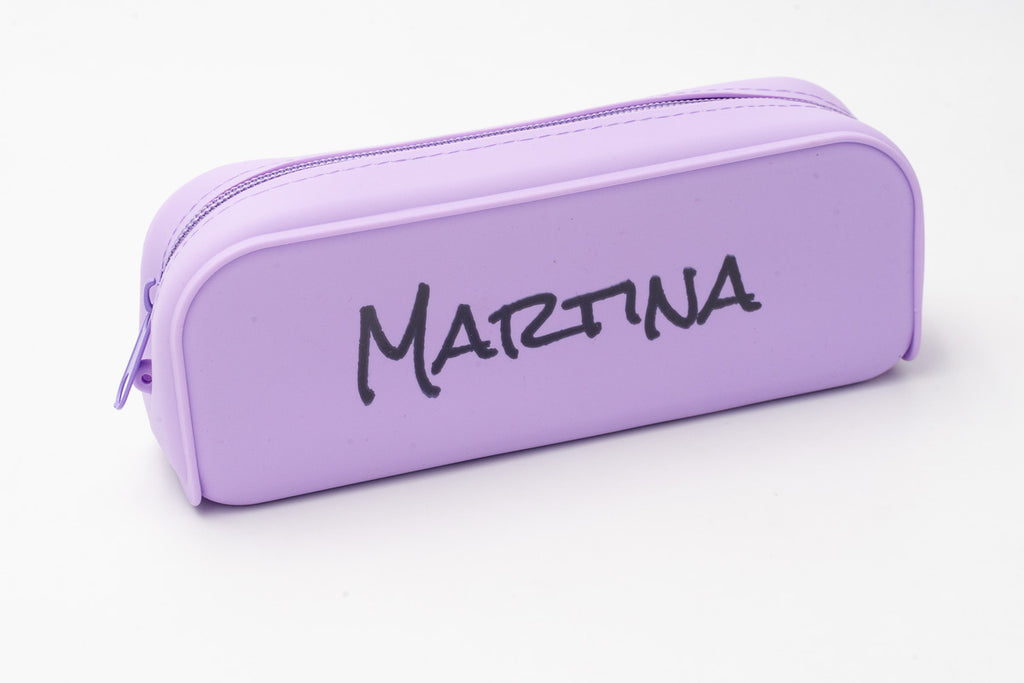 Estuche de silicona personalizado morado con nombre Martina en grabado monocromo