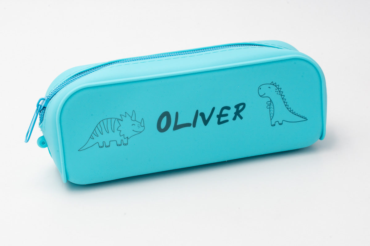 Estuche escolar personalizado azul con nombre Oliver y dos dinosaurios grabados