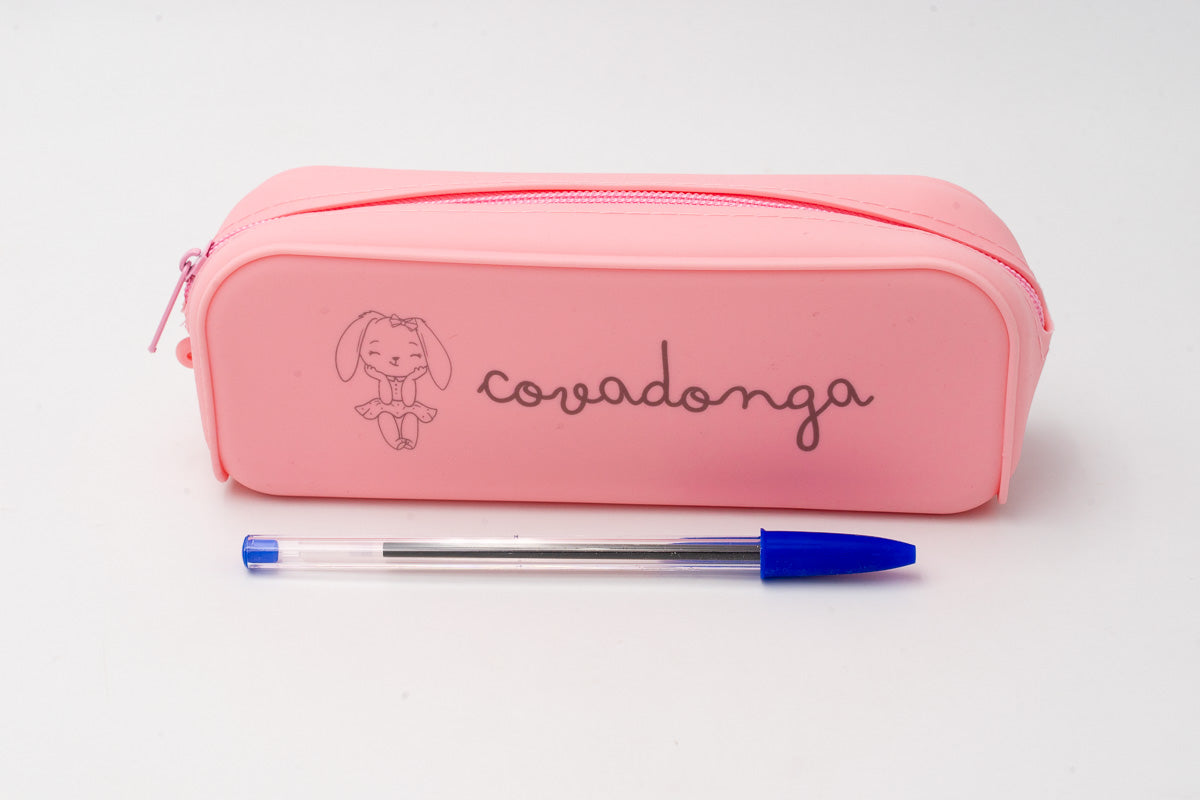 Estuche escolar personalizado rosa con nombre Covadonga y dibujo de conejo grabados