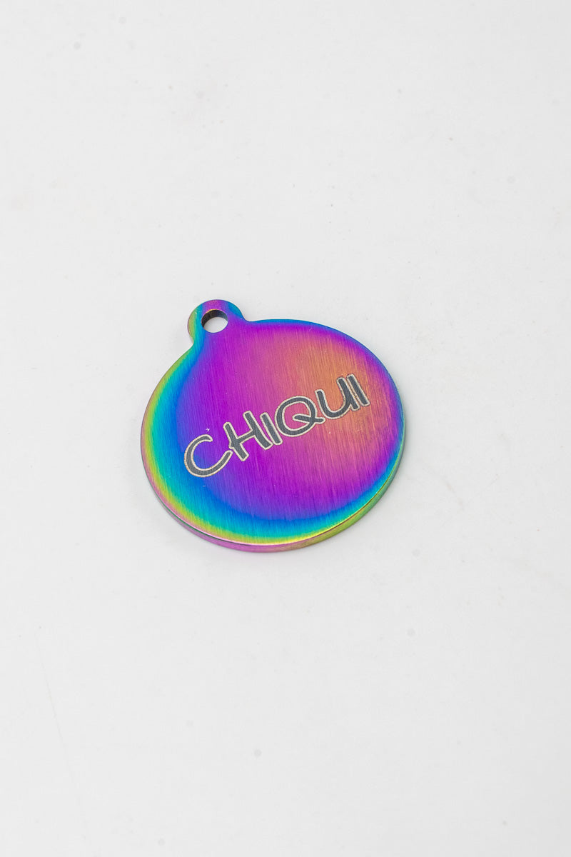 Cara posterior de medalla Arco Iris para perro con el nombre CHIQUI grabado a láser
