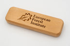 Étui fermé avec logo gravé sur le couvercle.