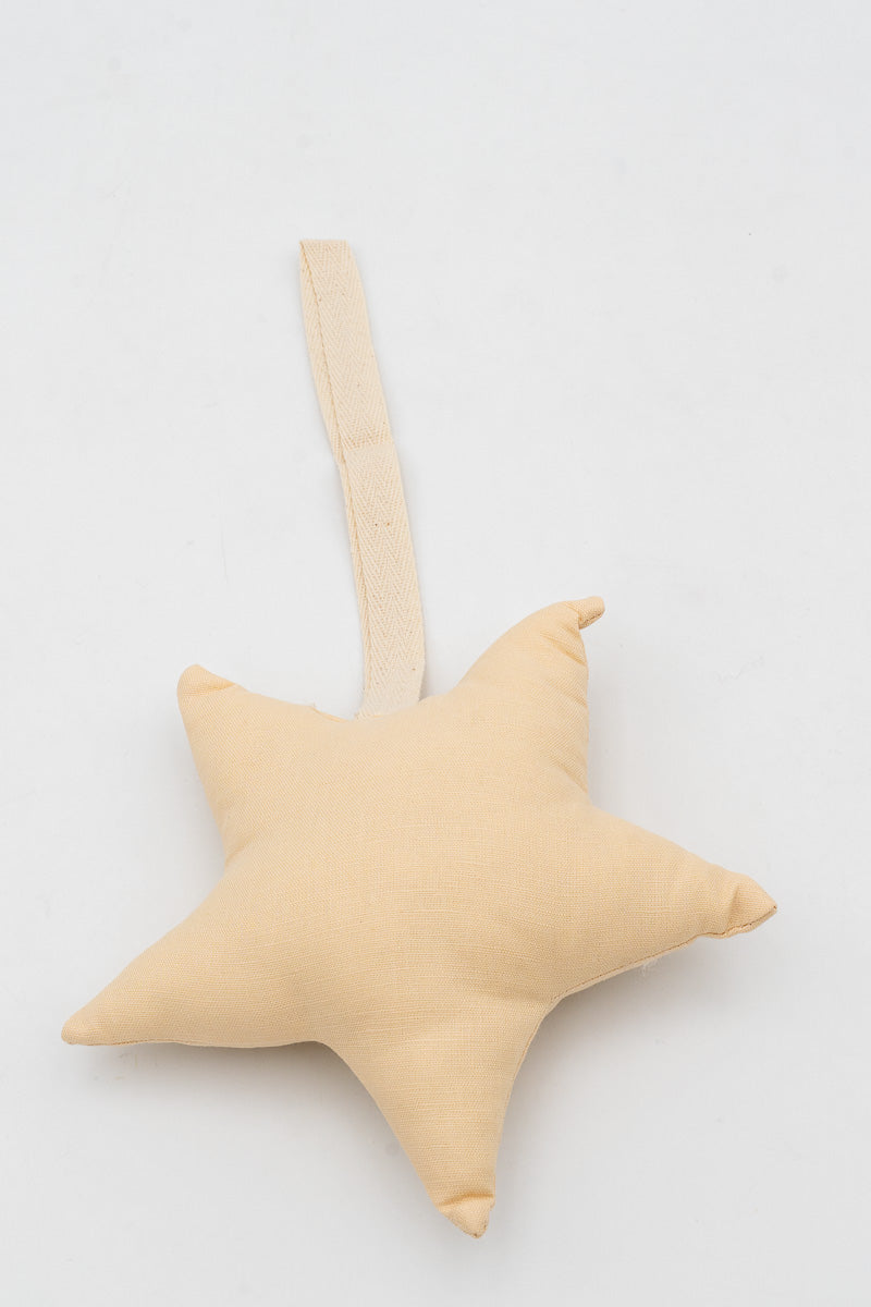 Colgador estrella de tela beige con cinta superior para colgar