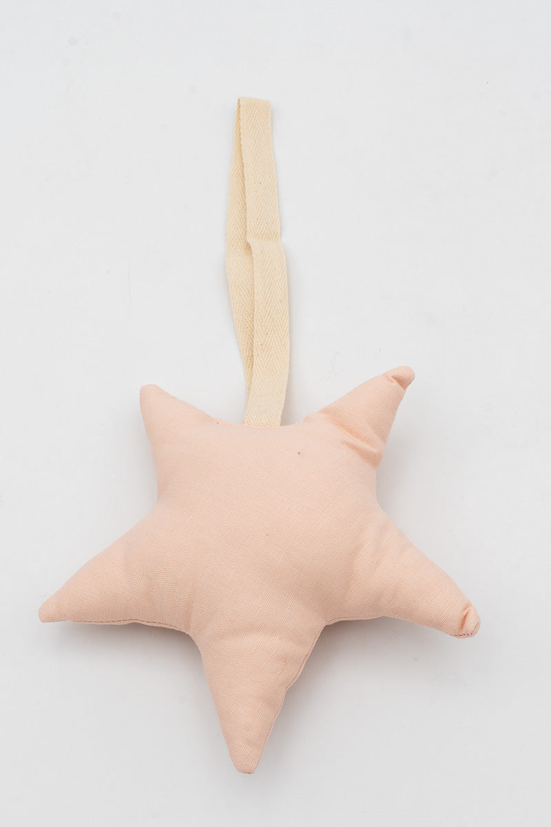 Colgador estrella de tela rosa con cinta superior para colgar