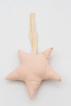 Colgador estrella de tela rosa con cinta superior para colgar