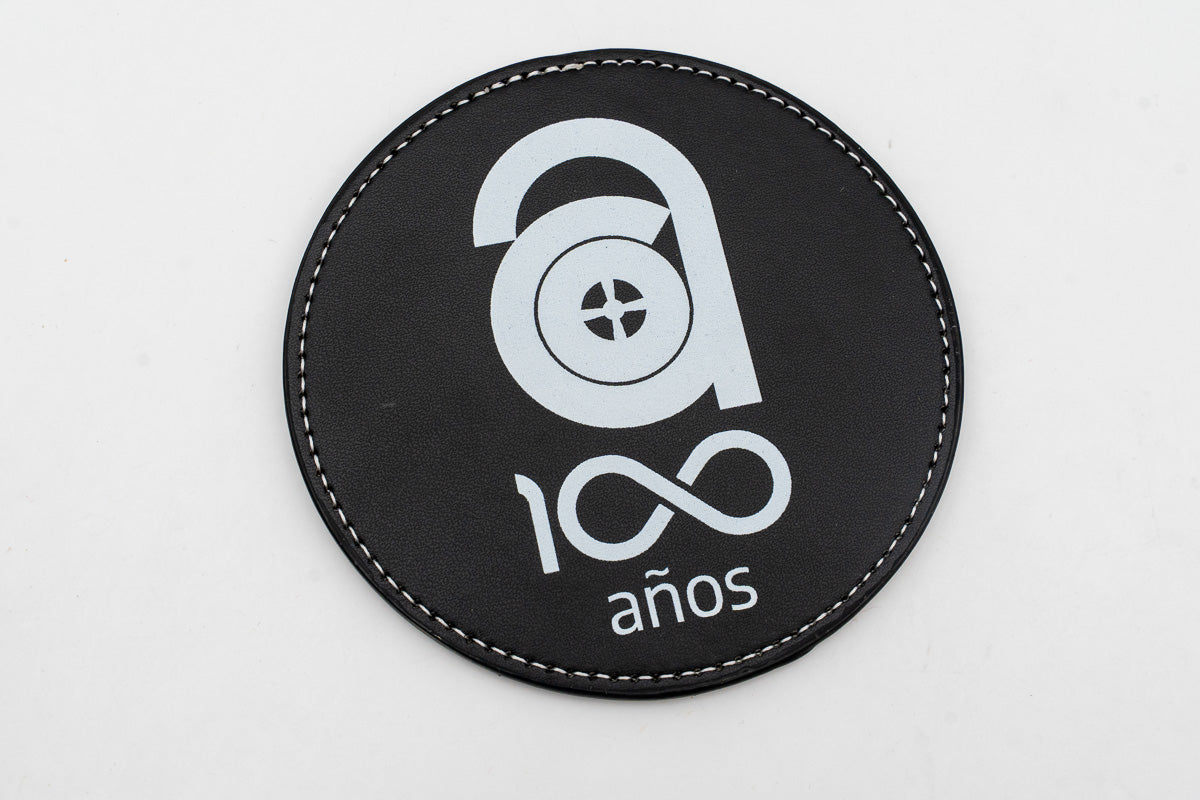Posavasos de cuero PU negro con impresión blanca de aniversario
