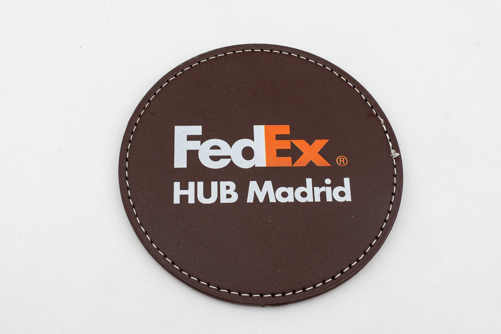 Posavasos de cuero PU marrón con logotipo impreso en blanco y naranja