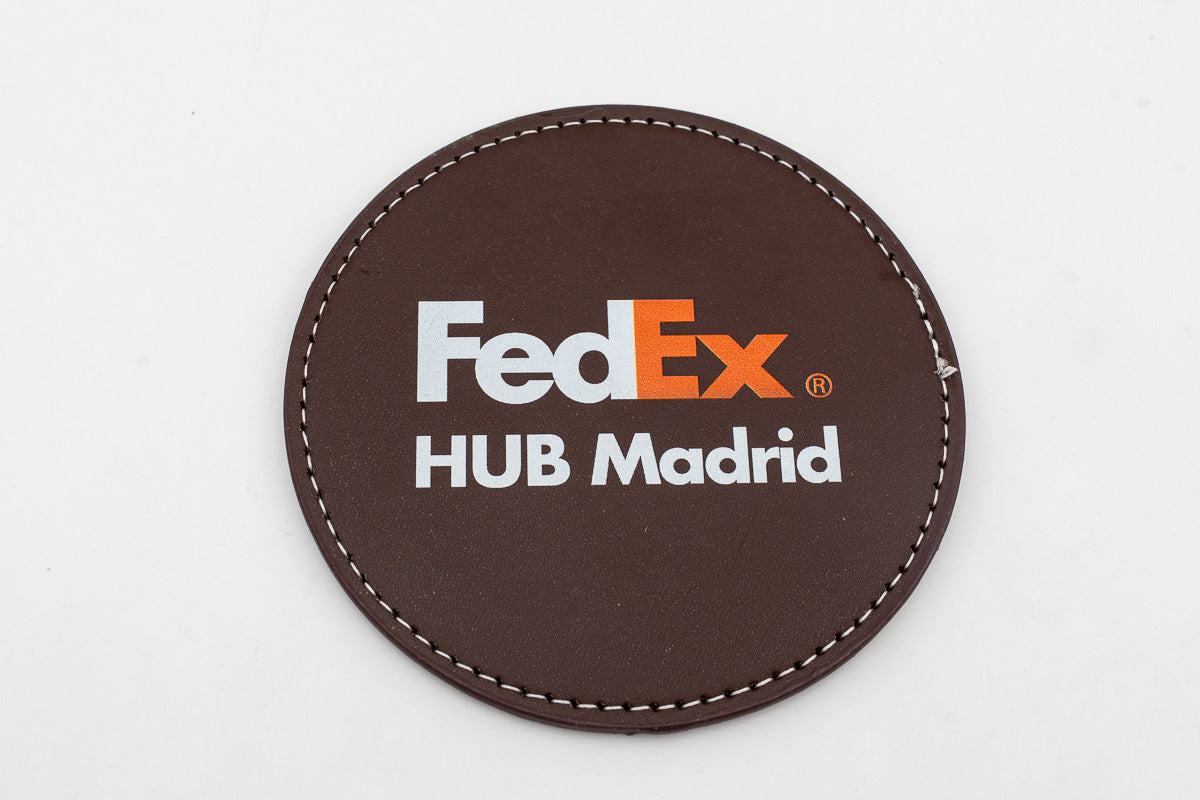 Posavasos de cuero PU marrón con logotipo impreso en blanco y naranja