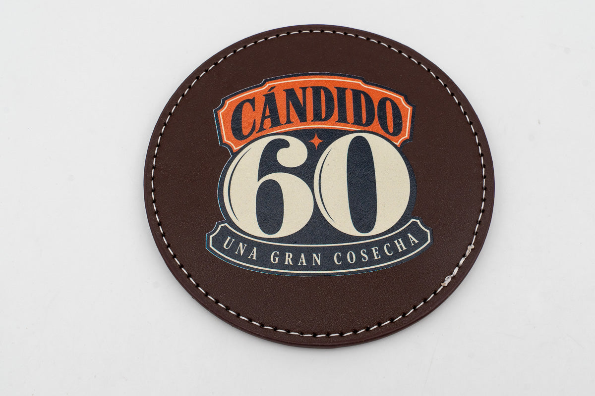 Posavasos de cuero PU marrón con diseño de cumpleaños impreso