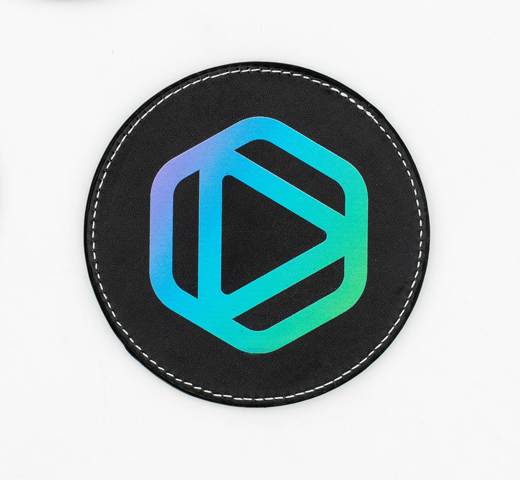 Posavasos de cuero PU negro con logotipo de colores impreso