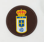 Sous-verre rond marron avec écusson de football en couleur.