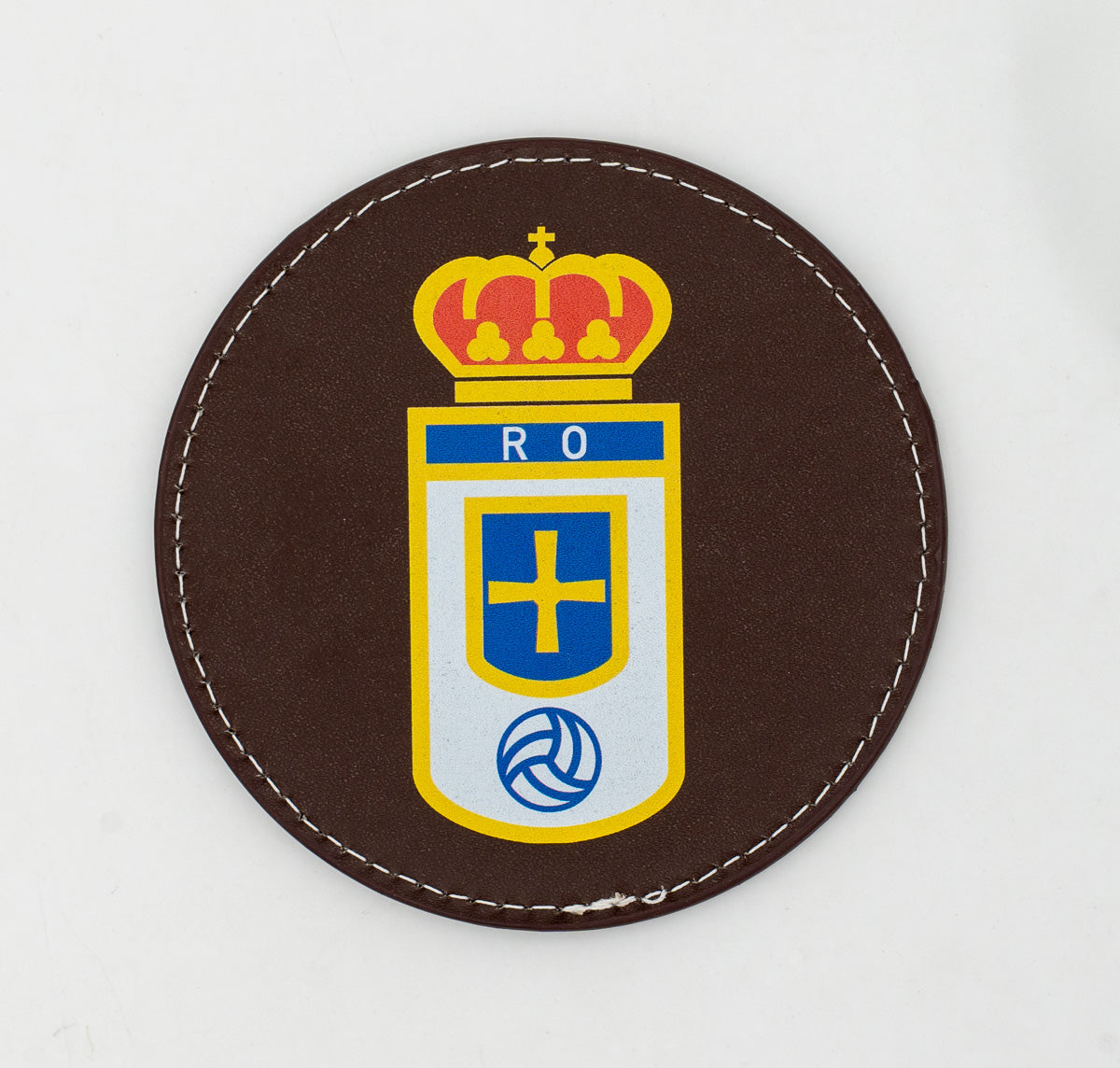 Sous-verre rond marron avec écusson de football en couleur.