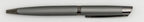 Stylo en métal gris avec partie supérieure lisse et corps à lignes diagonales.
