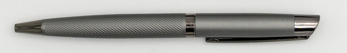 Stylo en métal gris avec partie supérieure lisse et corps à lignes diagonales.