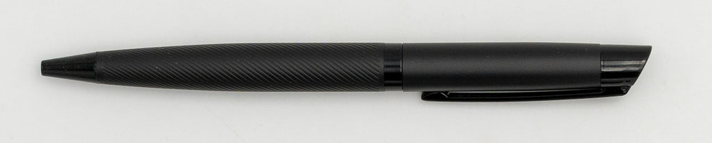 Stylo en métal noir avec corps à lignes diagonales et clip.