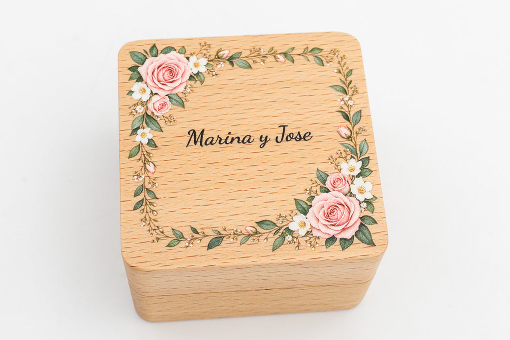 Boîte à alliances carrée en hêtre imprimée en couleur avec encadrement de roses et les prénoms Marina et José