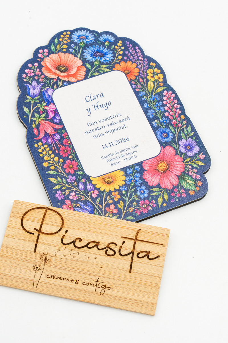 Faire-part de mariage en bois avec des fleurs sauvages colorées sur fond bleu marine