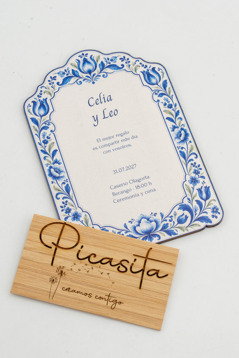 Faire-part de mariage en bois avec un cadre de carreaux bleus sur fond blanc