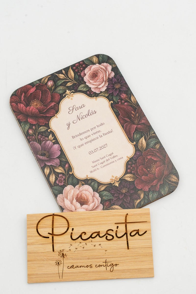 Faire-part de mariage en bois avec des roses bordeaux sur fond sombre