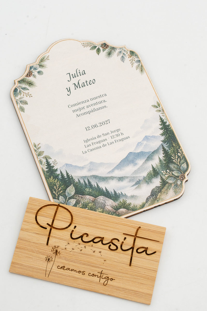 Faire-part de mariage en bois avec des montagnes et une forêt à l'aquarelle