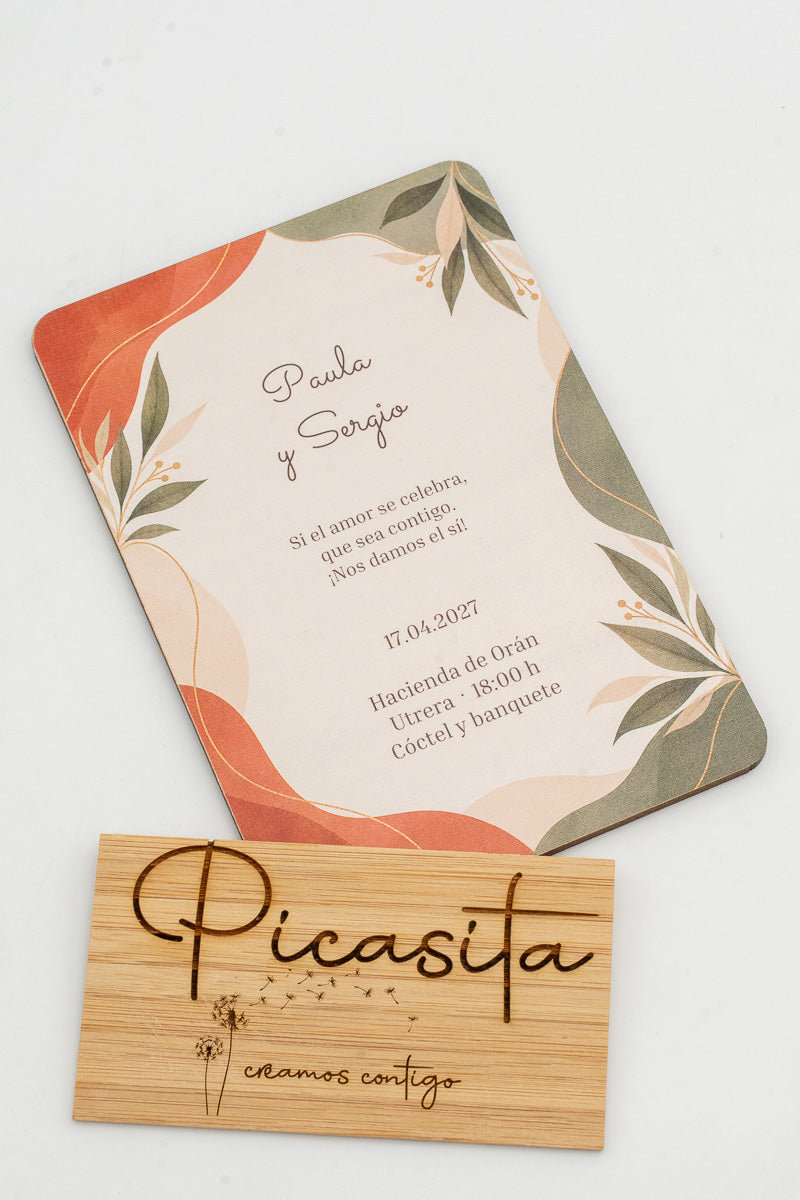 Faire-part de mariage en bois avec des feuilles dans des tons terracotta et vert sauge